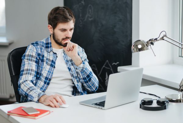 Resenha, resumo, síntese e fichamento: entenda as diferenças