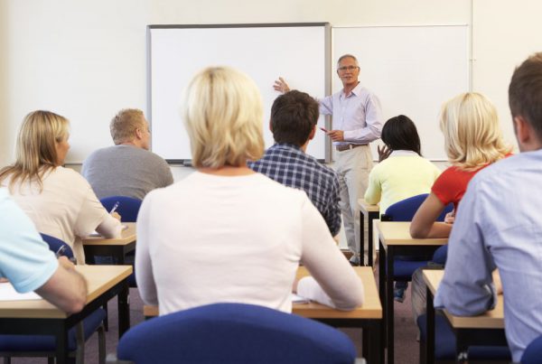 A diferença entre ouvir e escutar e a sua influência no aprendizado